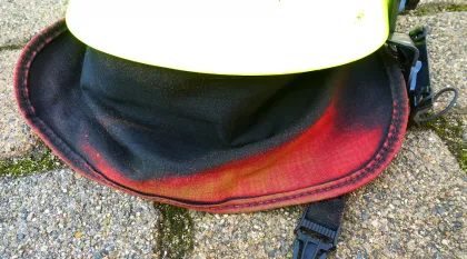 Feuerwehrhelm mit farblich verändertem Nackenschutz