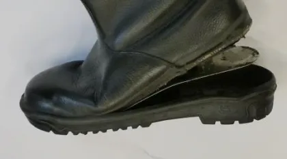 Feuerwehrstiefel mit abgelöster Sohle