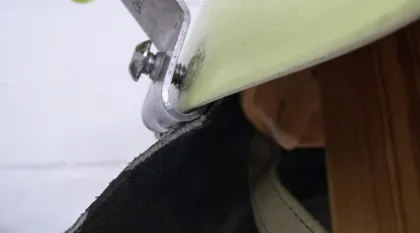 Anbauteil mit Schraube am Helm befestigt