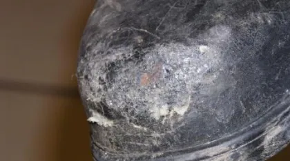 herausschauende Stahlkappe am Feuerwehrstiefel