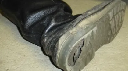 liegender Feuerwehrstiefel mit offene Sohle