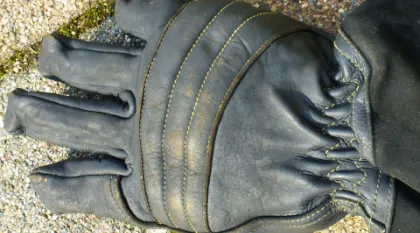 Handschuh mit Schrumpfung durch thermische Einwirkung
