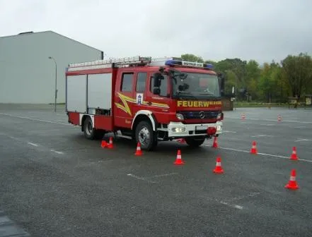 Feuerwehrfahrzeug beim Fahrsicherheitstraining