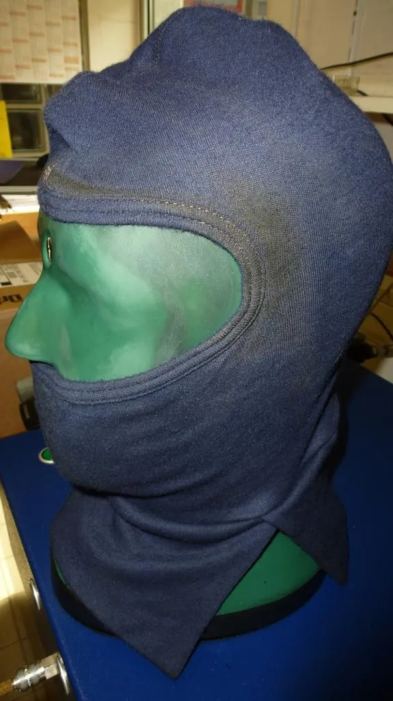 Puppe mit beschädigter Flammschutzhaube