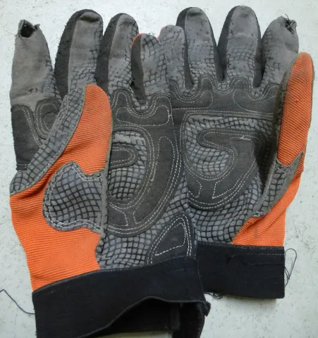 Handschuhe mit Löcher im Stoff