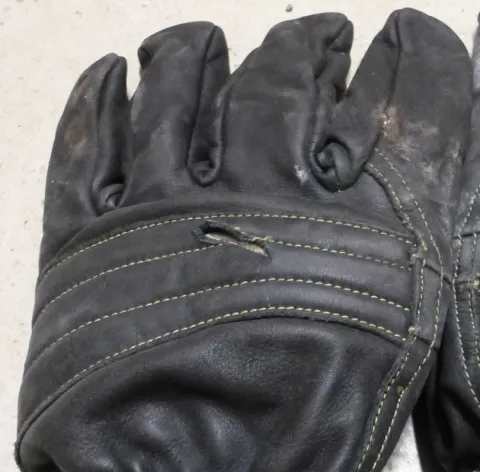 Handschuh mit Riß im Obermaterial