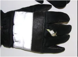 Handschuh mit Riß im Obermaterial (Finger)