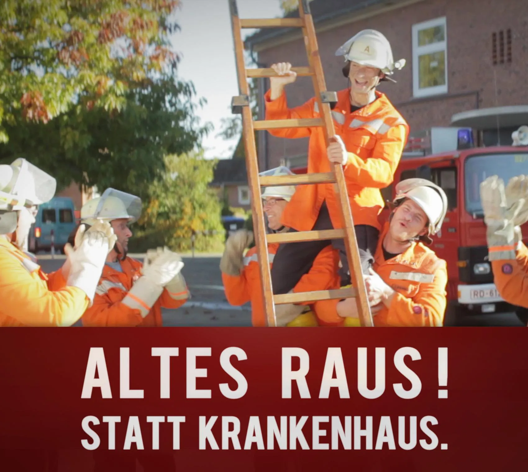 Feuerwerhr Mann auf Leiter, Kameraden applaudieren