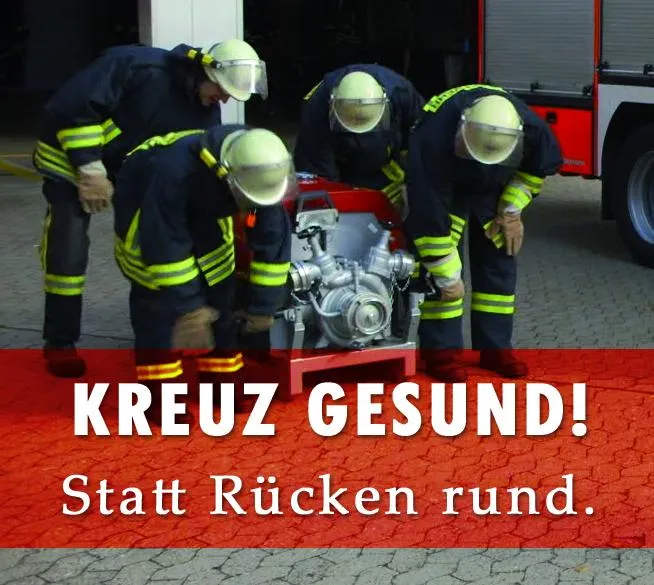Feuerwehrangehörige heben gebückt eine Tragkraftspritze