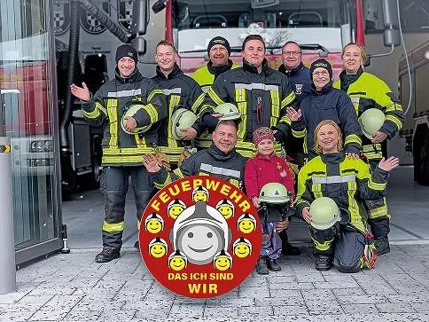 Gruppenbild mit Button "Das ICH sind WIR"